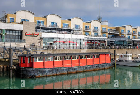 Brighton Marina de Februar 2018 - Ehemalige Humber barge war eine chinesische Pagode Restaurant ist in einer lokalen Gemeinschaft Nabe gedreht werden Stockfoto