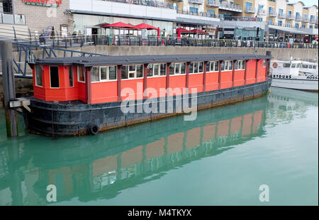 Brighton Marina de Februar 2018 - Ehemalige Humber barge war eine chinesische Pagode Restaurant ist in einer lokalen Gemeinschaft Nabe gedreht werden Stockfoto