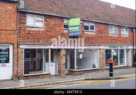 Edenbridge Kent UK Feb 2018 - Shop mit flachen bis in Stadtzentrum lassen Stockfoto