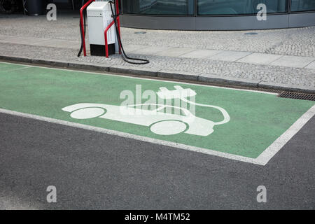 Ladestation für Elektroautos auf die Straße Stockfoto