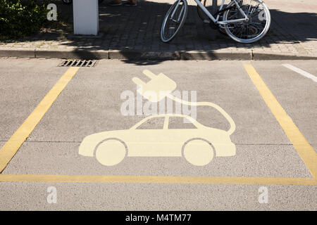 Hohe Betrachtungswinkel von elektrischen Auto anmelden Parkplatz Stockfoto