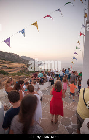 Panigiri, traditionelle Fest in der Kirche von sieben Märtyrer in Sifnos, Kykladen, Griechenland. Stockfoto