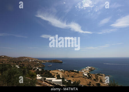 Blick auf die Bucht und Kloster Panagia Chrysopigi (Jungfrau Maria Kloster Chrysopigi) (1523), Gönner und Beschützer der Insel Sifnos, Griechenland Stockfoto