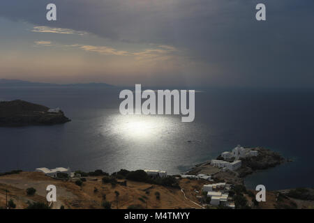 Die lgiht kommt aus den Wolken. Kloster Panagia Chrysopigi Patron und Schutzheiligen der Insel, Sifnos, Griechenland Stockfoto