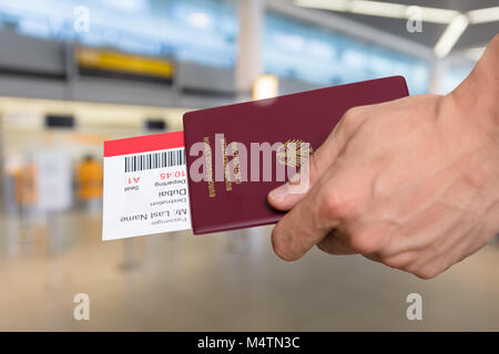 Nahaufnahme einer Hand, die Pass- und Bordkarte am Flughafen Stockfoto