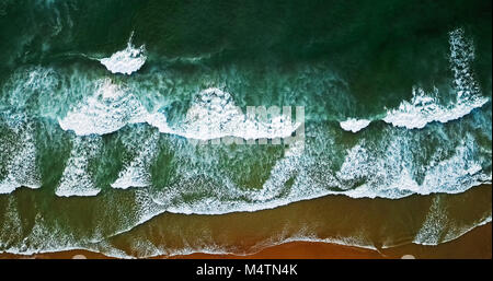 Luftaufnahme von Flying Drone der Wellen des Ozeans brechen am Strand Stockfoto