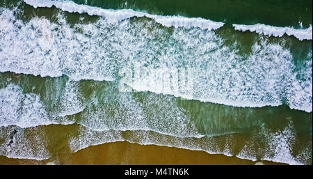 Luftaufnahme von Flying Drone der Wellen des Ozeans brechen am Strand Stockfoto