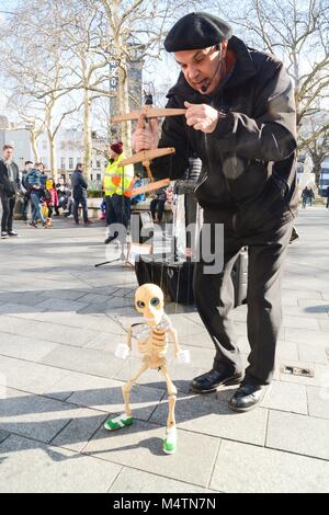 Richard Handley und Master Knochen seine handler Straßenmusik in Leicester Square @ Oberschenkelknochen Stockfoto