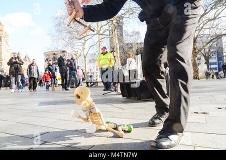 Richard Handley und Master Knochen seine handler Straßenmusik in Leicester Square @ Oberschenkelknochen Stockfoto