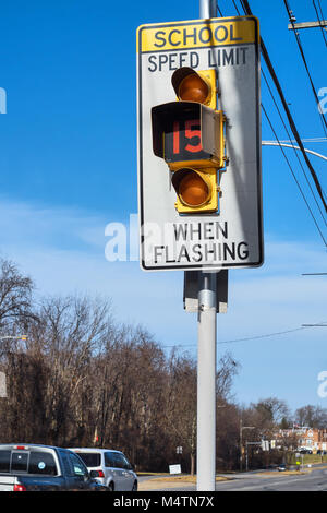 Schule Höchstgeschwindigkeit Zeichen blinkt, Nordosten Philadelphia, USA Stockfoto