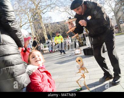 Richard Handley und Master Knochen seine handler Straßenmusik in Leicester Square @ Oberschenkelknochen Stockfoto