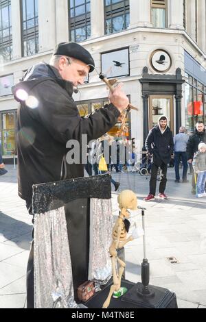 Richard Handley und Master Knochen seine handler Straßenmusik in Leicester Square @ Oberschenkelknochen Stockfoto