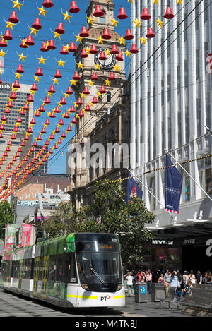 Christbaumschmuck in der Bourke Street Mall, einer der wichtigsten Einkaufsstraßen von Melbourne. Stockfoto