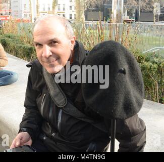 Richard Handley und Master Knochen seine handler Straßenmusik in Leicester Square @ Oberschenkelknochen Stockfoto