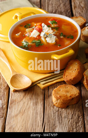 Buffalo Chicken Suppe mit Tomaten, Sellerie, Karotten und Blauschimmelkäse close-up in einem Topf auf einem Tisch. Vertikale Stockfoto