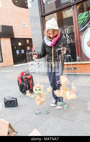 Richard Handley und Master Knochen seine handler Straßenmusik in Leicester Square @ Oberschenkelknochen Stockfoto