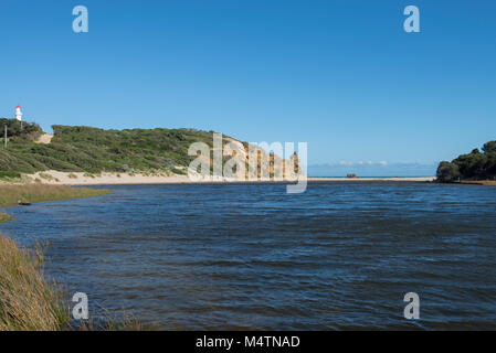 Blick über Painkalac Creek an Aireys Inlet an der Great Ocean Road in Victoria, Australien. Stockfoto