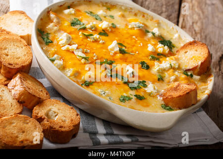 Huhn buffalo Dip mit Blauschimmelkäse und Grünen close-up in einer Auflaufform auf einem Tisch. Horizontale Stockfoto