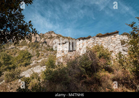 Verfallenes Gebäude aus Stein, das in einem alten Marmor Mine in den Bergen oberhalb von Venaco im Herzen von Korsika Stockfoto