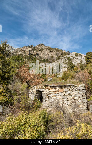 Verfallenes Gebäude aus Stein, das in einem alten Marmor Mine in den Bergen oberhalb von Venaco im Herzen von Korsika Stockfoto