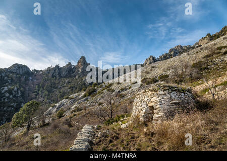 Verfallenes Gebäude aus Stein, das in einem alten Marmor Mine in den Bergen oberhalb von Venaco im Herzen von Korsika Stockfoto