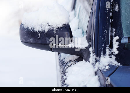 Außenspiegel des Autos, die im Winter mit Schnee bedeckt, in der Nähe Stockfoto