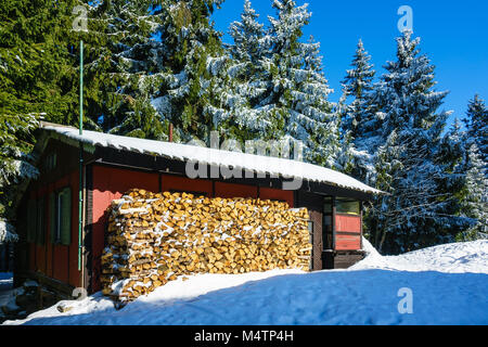 Winter mit Schnee im Riesengebirge, Tschechien. Stockfoto