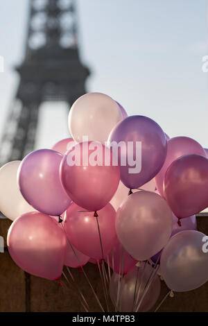 Bunte Luftballons vor dem Eiffelturm Stockfoto