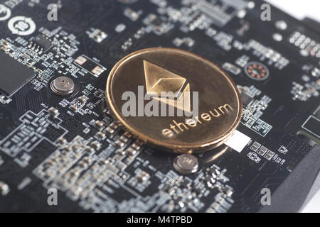 Cryptocurrency mining Konzept mit astraleums auf einem Computer Grafikkarte Stockfoto