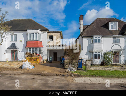 Zwei Geschichte seitliche Verlängerung im Bau in einen großen Zeitraum Eigenschaft, auf Watford Weg - eine Hauptstraße in Hendon, London, NW4, England, UK. Stockfoto