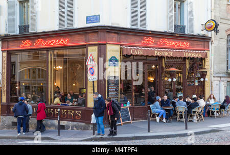 Das Cafe Le Progres ist ein Cafe in der Montmartre, Paris, Frankreich. Stockfoto