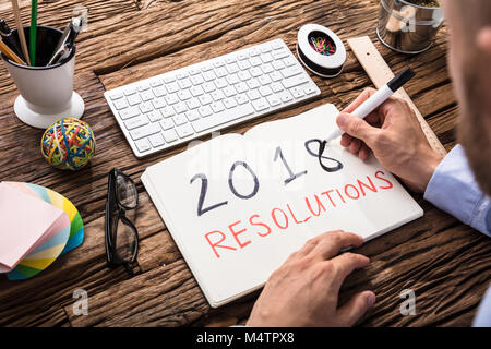 Ansicht des Geschäftsmannes Schreiben 2018 Entschließungen zu Notebook am Arbeitsplatz Stockfoto