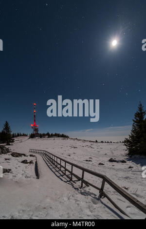 Barrierefreiheit Rollstuhlrampe weg zum Sender Turm auf schneebedeckten Berg Schoeckl Stockfoto