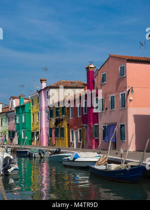 Kanal in Burano Venedig Italien gesäumt mit farbenfrohen Häuser Stockfoto