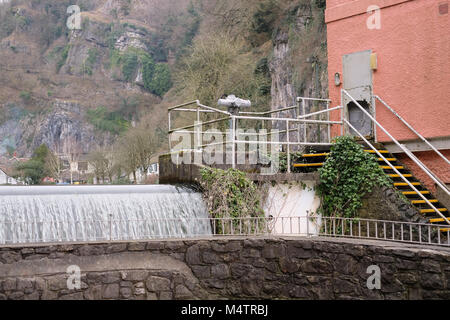 Februar 2018 - das verblasste und jetzt abgerissene Cox's Mill Hotel in der berühmten Cheddar Gorge. Stockfoto