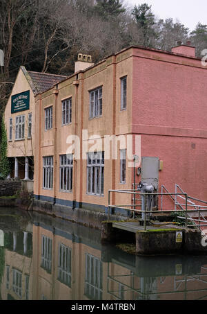 Februar 2018 - das verblasste und jetzt abgerissene Cox's Mill Hotel in der berühmten Cheddar Gorge. Stockfoto