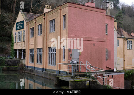 Februar 2018 - das verblasste und jetzt abgerissene Cox's Mill Hotel in der berühmten Cheddar Gorge. Stockfoto