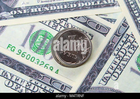 ein Rubel vor dem Hintergrund Hintergrund der US-Dollar-Münze Stockfoto