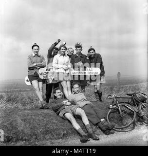 Junge Radfahrer in Dorset England Großbritannien 1950 ruhend Stockfoto