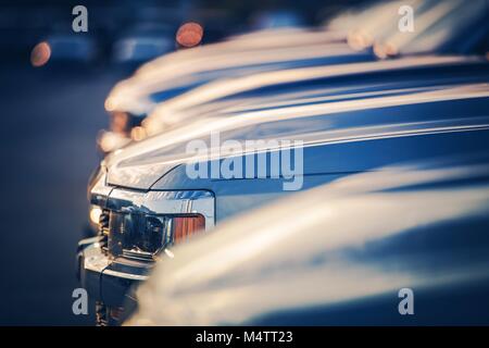 Neue Fahrzeuge in den Lagerbeständen der Händlerniederlassungen. Flache Tiefenschärfe closeup Foto. Automobilindustrie. Stockfoto