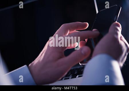 Smartphone Business Application Konzept Foto. Kaukasische Geschäftsmann mit Mobiltelefon auf die Überprüfung der Anwendung speichern. Stockfoto