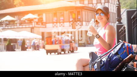 Foto der Frau in der Sonnenbrille mit Flasche Wasser