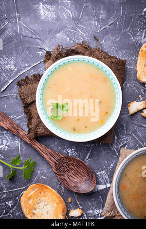 Gesunde vegetarische Erbsen Suppe auf konkreten Hintergrund Stockfoto