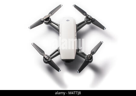 Varna, Bulgarien - 17. Februar 2018: Flying drone quadcopter Dji Spark ist mini Drone, verfügt über alle dji Signatur Technologien, auf Wh isoliert Stockfoto