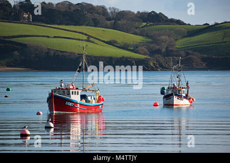 Cornish Fischerboote auf dem Helford River in Cornwall, England, Großbritannien, Großbritannien. Stockfoto