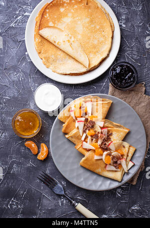 Pfannkuchen Pfannkuchen mit verschiedenen Früchten und Schokolade Stockfoto
