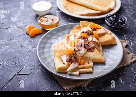 Pfannkuchen Pfannkuchen mit verschiedenen Früchten und Schokolade Stockfoto
