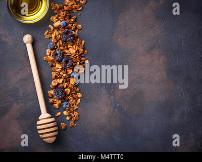 Gesunde hausgemachtes Müsli mit Beeren Stockfoto