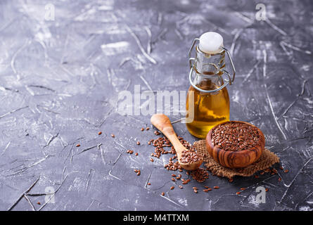Leinöl und Leinsamen Stockfoto