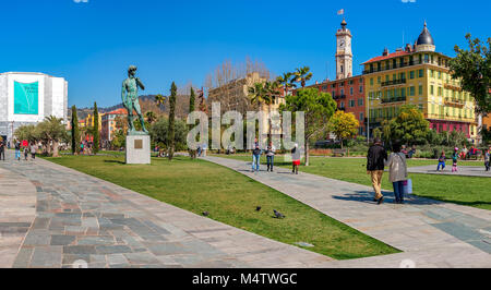 Menschen zu Fuß auf der Promenade du Paillon im Zentrum von Nizza, Frankreich. Stockfoto